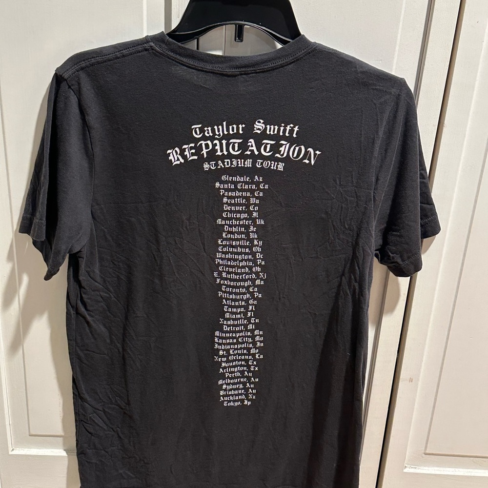 Taylor Swift Reputation TShirt - Picture 2 of 2
